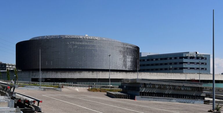 Façade circulaire d’AQUATIS Aquarium-Vivarium dans le quartier de Vennes à Lausanne