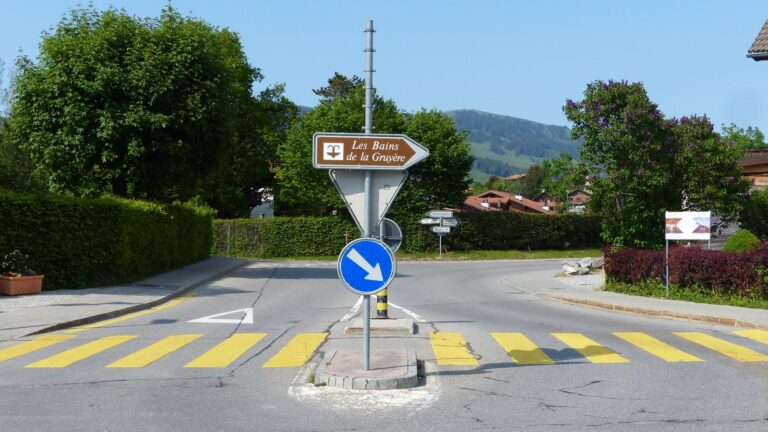 Panneau indiquant les Bains de la Gruyère dans le village de Charmey