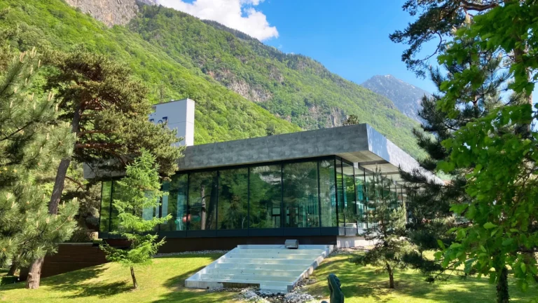 Bâtiments et entrée des Bains de Lavey au pied des montagnes