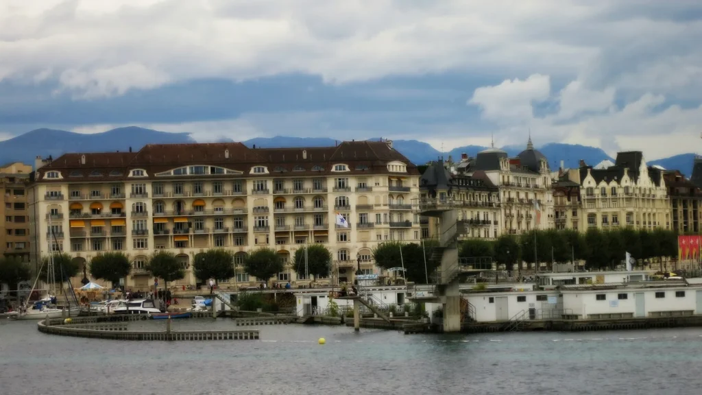 Jetée, bâtiments et espace de baignade des Bains des Pâquis à Genève