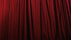 Rideaux rouges sur une scène de théâtre