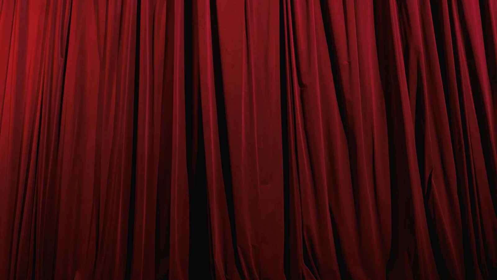 Rideaux rouges sur une scène de théâtre