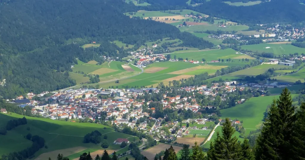 Vue sur Fleurier depuis la Petite Robella au-dessus de Buttes
