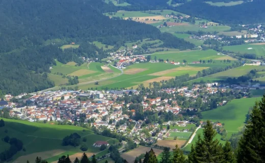 Vue sur Fleurier depuis la Petite Robella au-dessus de Buttes
