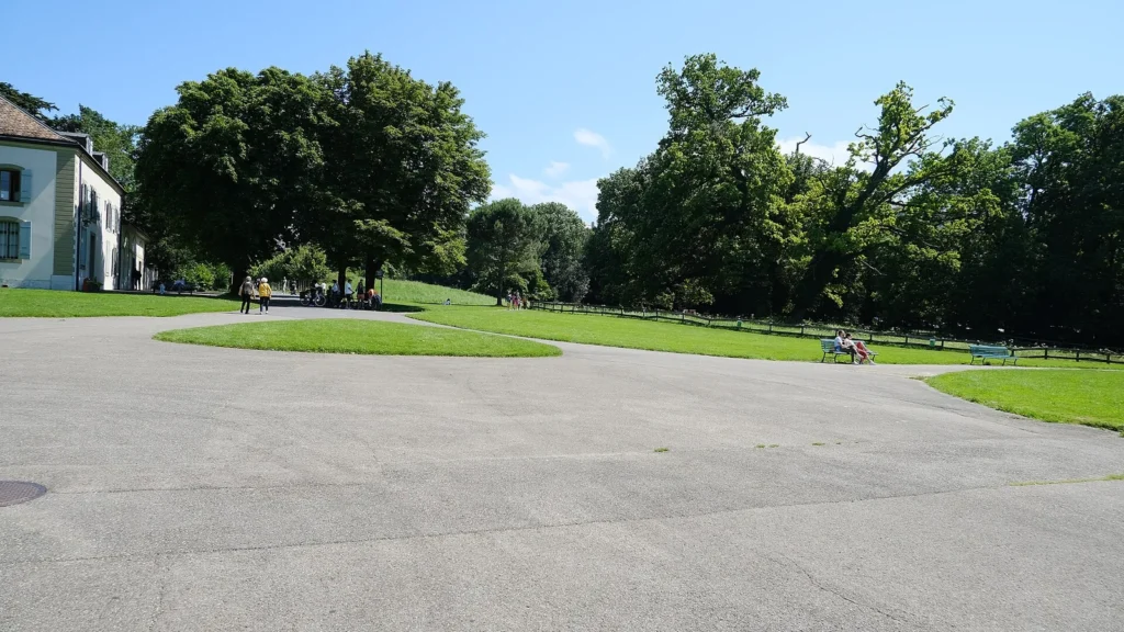 Pelouse, arbres et Villa La Grange dans le parc La Grange à Genève