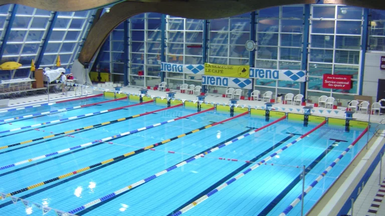 Bassin intérieur de 25 mètres des Piscines du Nid-du-Crô à Neuchâtel