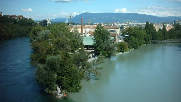 Confluence du Rhône et de l’Arve à la Jonction, point de départ du Sentier du Rhône à Genève