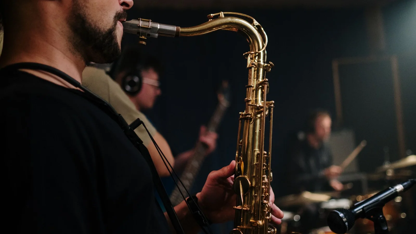 Saxophoniste jouant avec un groupe de jazz